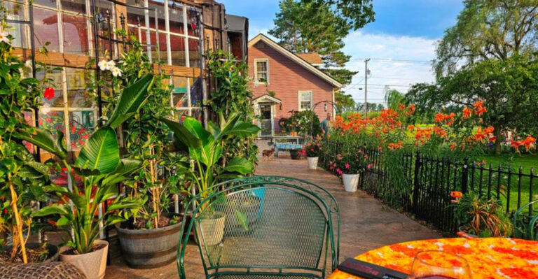 This Hidden Ohio Getaway Blends Retro Style, Cozy Charm, And Hippie Vibes