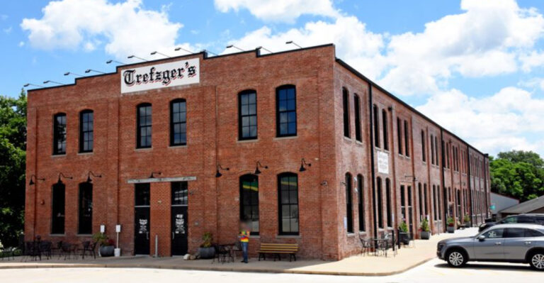 This Historic Illinois Bakery Serves Gooey Cinnamon Rolls People Drive Hours For