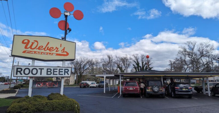 This Old-School New Jersey Drive-In Still Brings Dinner Straight to Your Car