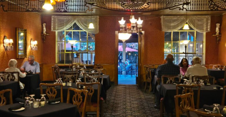 This Old-School Ohio Italian Restaurant Still Attracts Serious Crowds (And For A Good Reason)