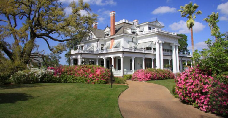 This Texas Mansion Is So Huge It Has A Ballroom, Basement, And 30+ Rooms
