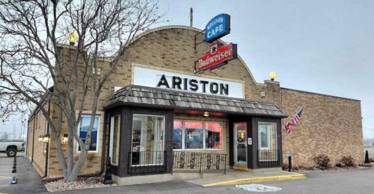 This Tiny Illinois Cafe Has Been a Local Legend Since 1924