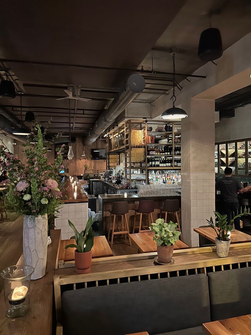 A West Loop Dining Room Built Around Motion