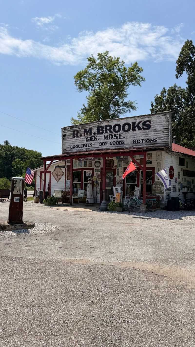 RM Brooks Store - Robbins