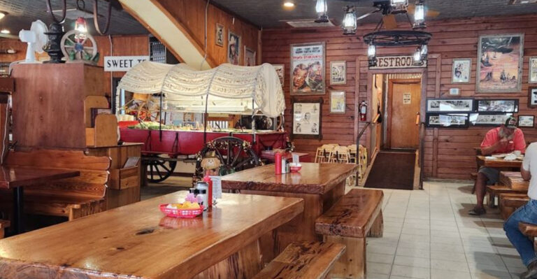 You’ll Feel Like It’s 1955 Again At These 8 Texas Roadside Diners
