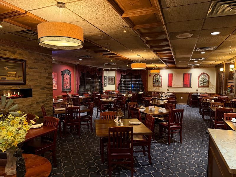 Shadowy Dining Rooms That Set the Mood Fast