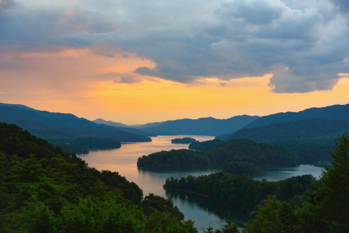 10 Picture-Perfect Tennessee Lake Towns Retirees Love Calling Home