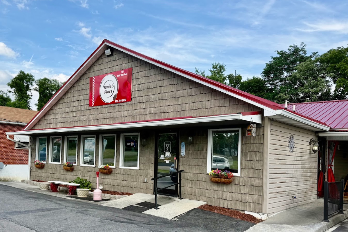 11 Tennessee Restaurants That Are Great for Grandparents and Grandkids