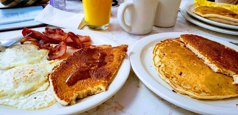 Where Speed and Familiarity Shape the Meal Where Speed and Familiarity Shape the Meal