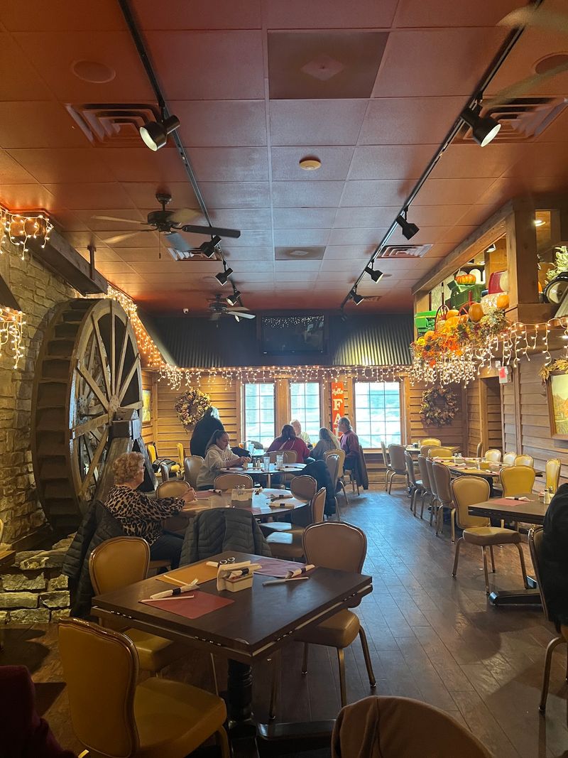 A Family-Scale Place That Still Handles a Crowd