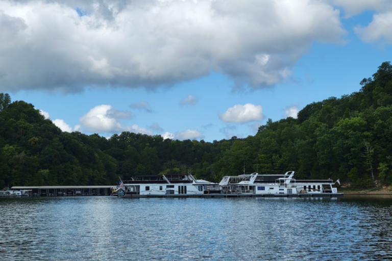 9 Tennessee Lakes That Feel Like a Remote Mountain Getaway Even Though They’re Still Close to Town