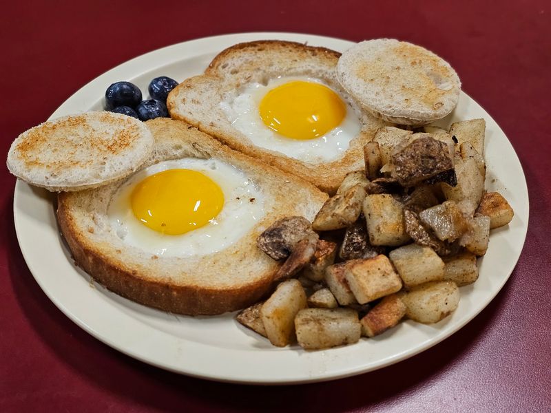 Big Plates, Coffee Included, And No Tiny Portions