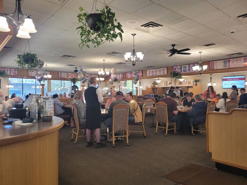 A Busy Dining Room That Moves Fast