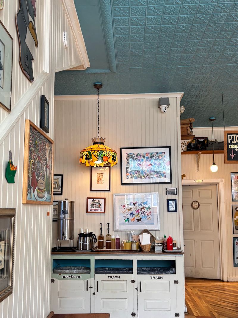 A Cozy Cafe Atmosphere That Feels Like a Neighborhood Secret