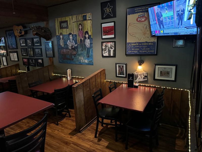 A Cozy, Old-School Memphis Dining Experience A Cozy, Old-School Memphis Dining Experience