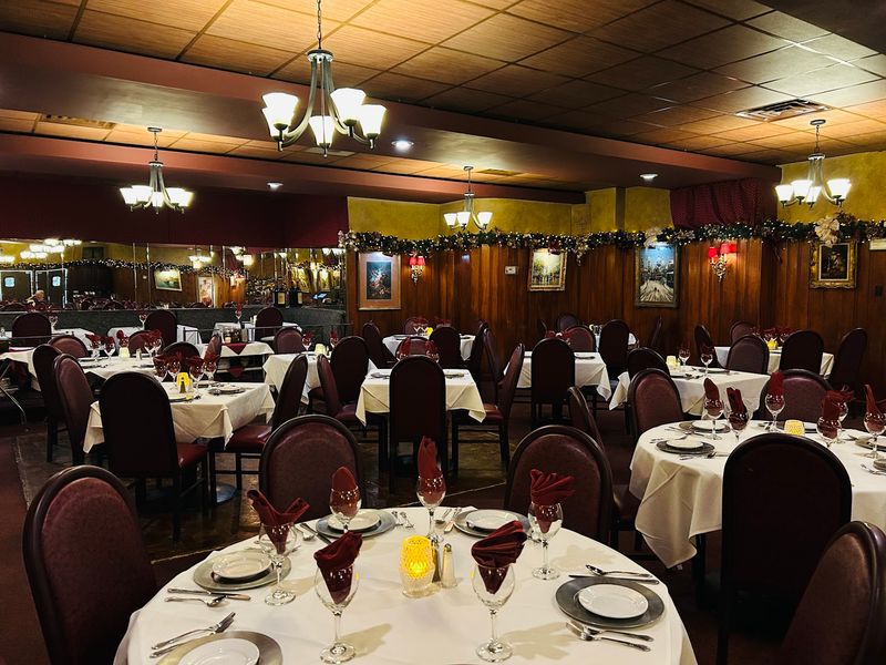 A Detroit dining room that still dresses for the occasion