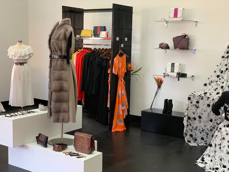 A Fashion Stop on Howard Street A Fashion Stop on Howard Street