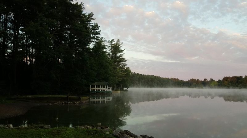 A Lake Walk That Feels Calm From the First Step