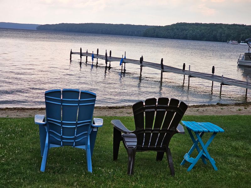 A Lakeside Arrival That Sets the Mood Fast A Lakeside Arrival That Sets the Mood Fast