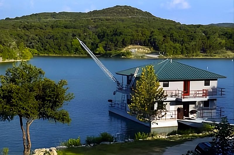 A Lakeside Paradise That Actually Floats A Lakeside Paradise That Actually Floats