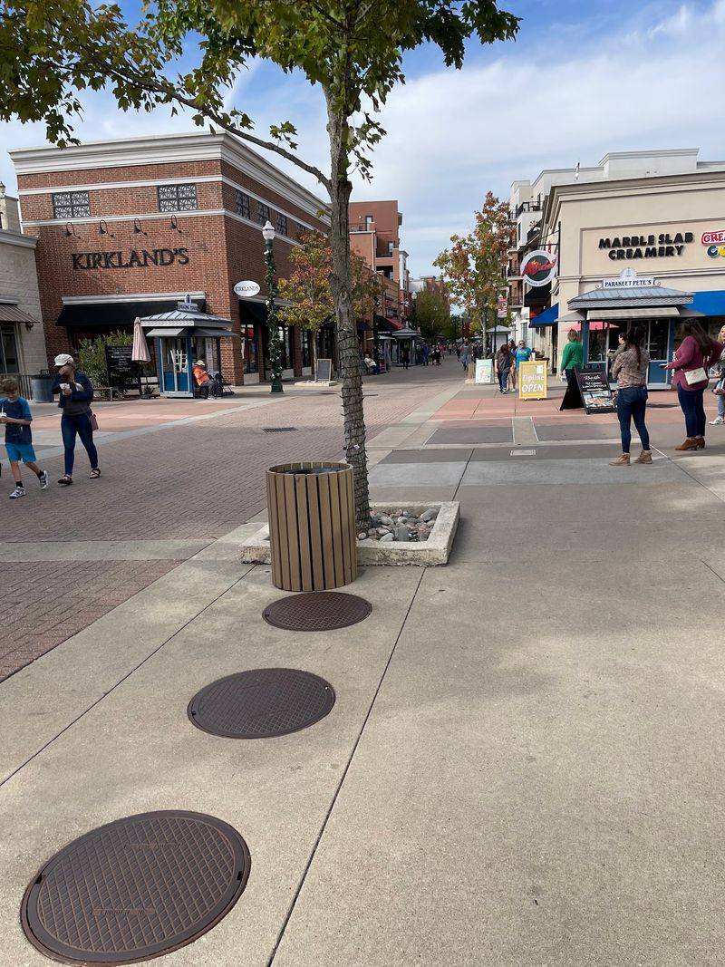 A Lakeside Shopping Street That Feels Like a Small Town A Lakeside Shopping Street That Feels Like a Small Town
