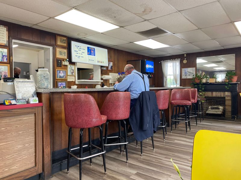 A No-Frills Knoxville Spot With Plenty of Southern Charm A No-Frills Knoxville Spot With Plenty of Southern Charm