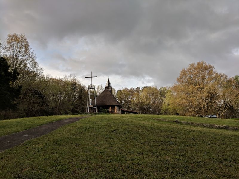 A Peaceful Setting Surrounded by Tennessee Mountain Scenery A Peaceful Setting Surrounded by Tennessee Mountain Scenery