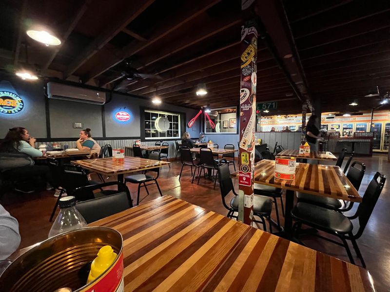 A Simple Exterior That Hides a Destination Meal A Simple Exterior That Hides a Destination Meal