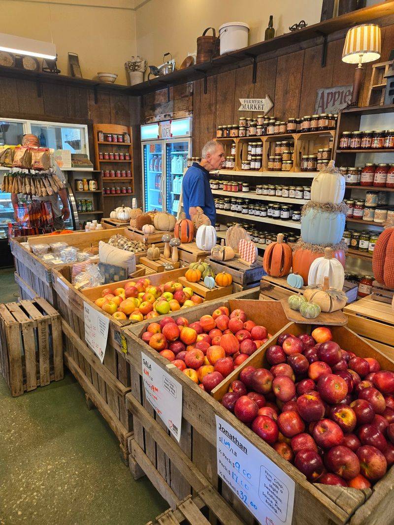 A quiet roadside spot with hidden-gem appeal A quiet roadside spot with hidden-gem appeal