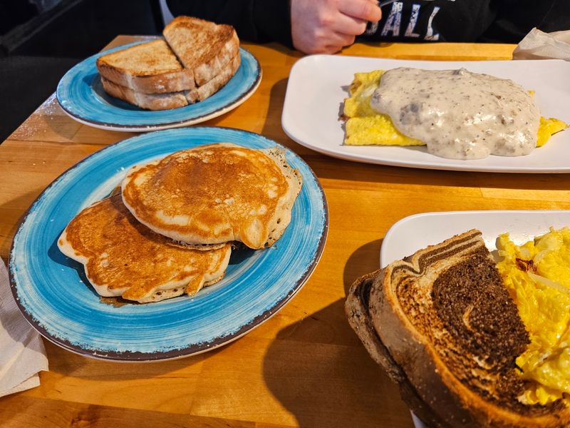 Big mugs, big portions, zero skimpy-road-trip energy