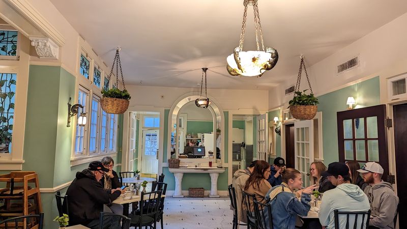 Breakfast Inside The Guenther House