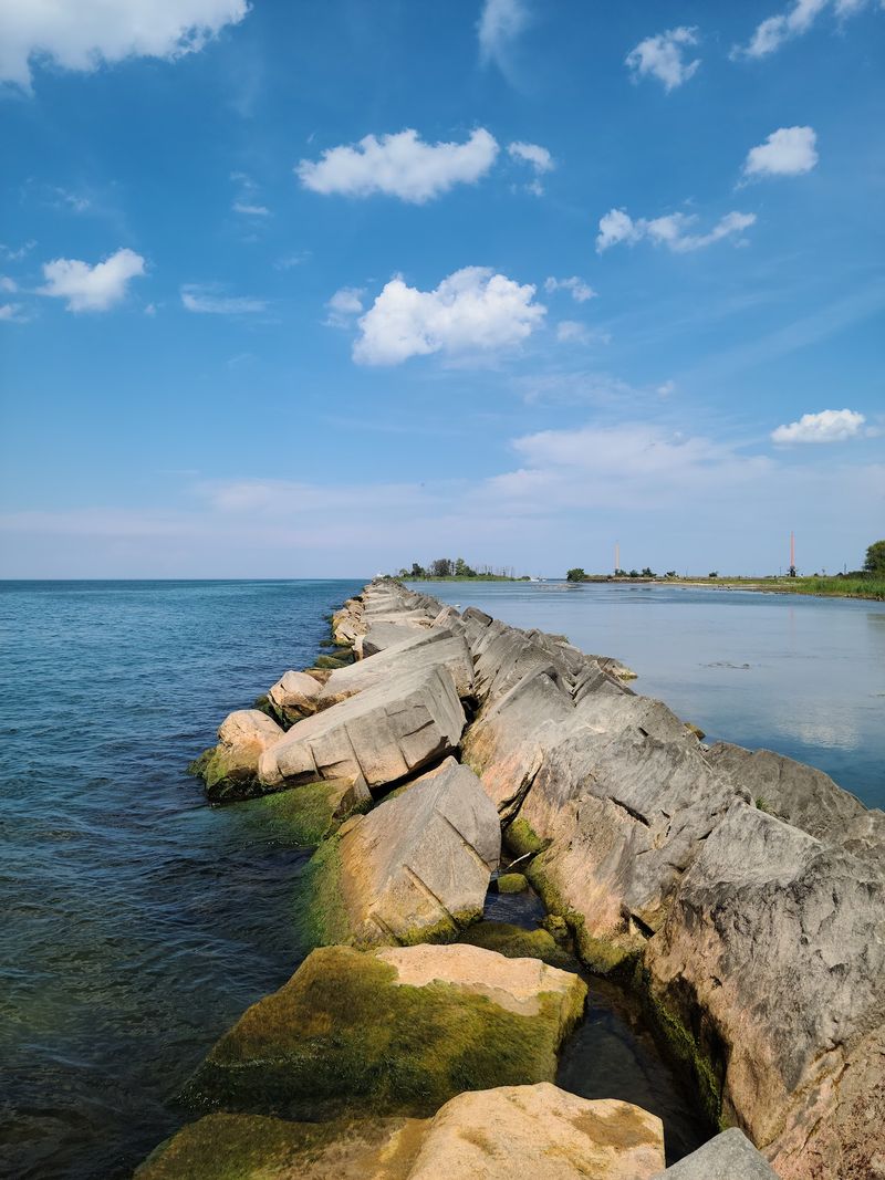 Breakwall Views for Quiet Thinking