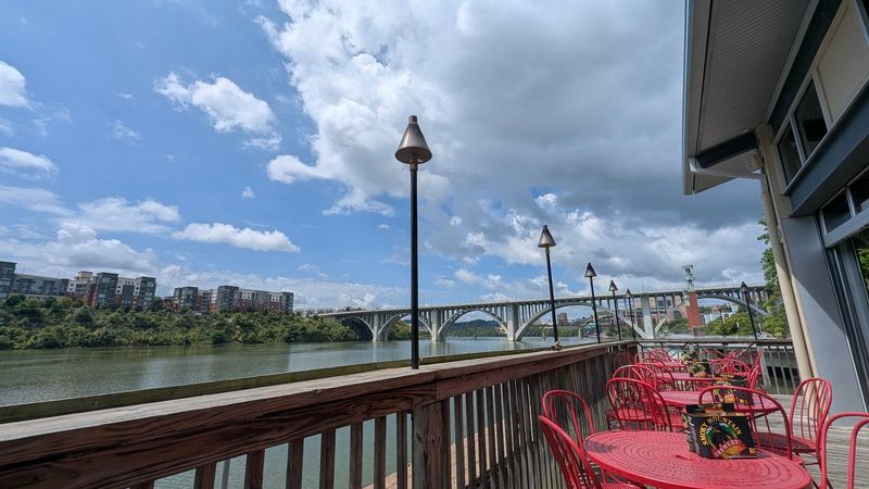 Calhoun's On The River Calhoun's On The River