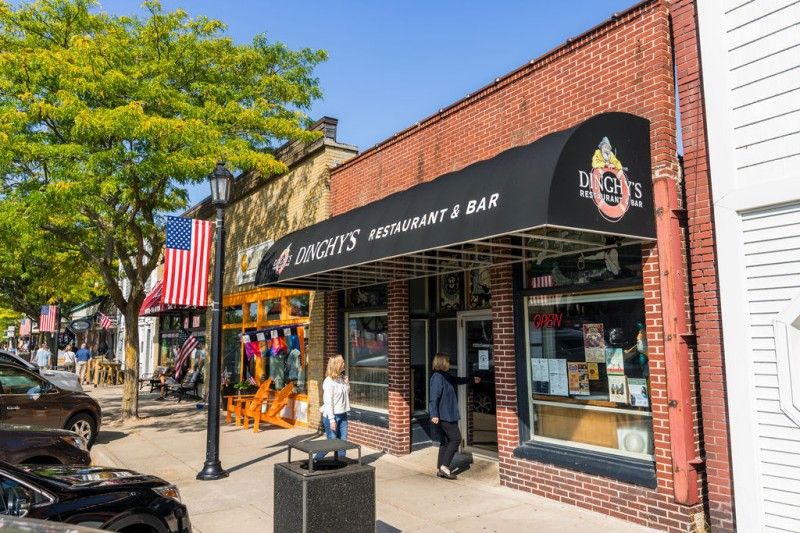 Dinghy’s Restaurant & Bar - Frankfort