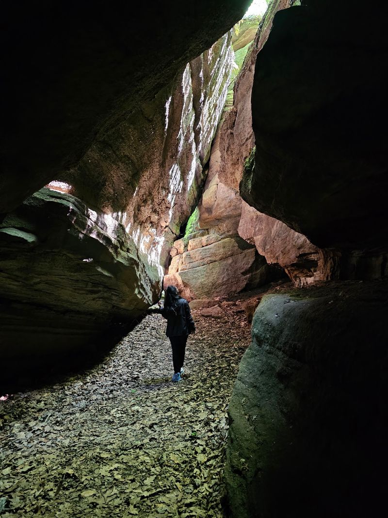 Fat Man's Peril and The Squeeze - Rock Crevices That Test Your Limits