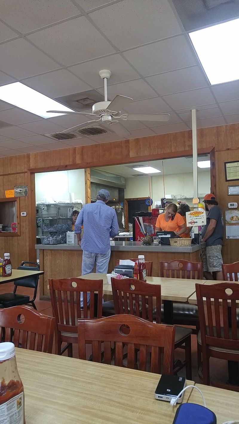 Fish Hut Has the No-Frills Charm People Love in a Small-Town Restaurant Fish Hut Has the No-Frills Charm People Love in a Small-Town Restaurant
