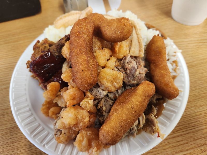 Fried Fish, Shrimp, and Hush Puppies Draw Seafood Fans