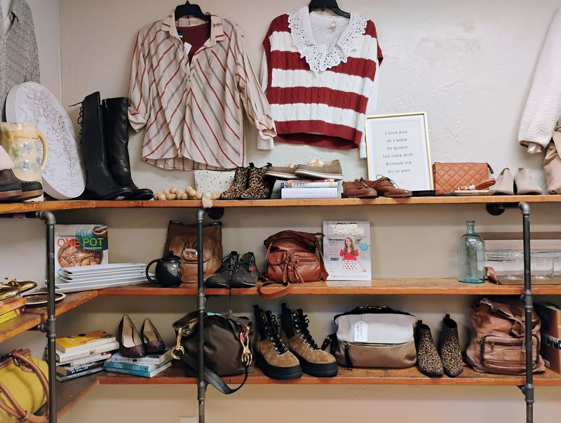 Friendly Help and Dressing Rooms Make Browsing Easier Friendly Help and Dressing Rooms Make Browsing Easier