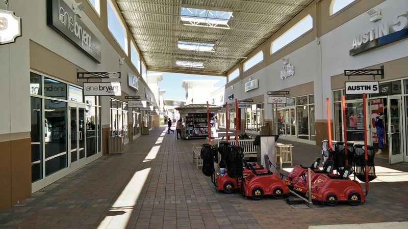 Grand Prairie Premium Outlets (Grand Prairie)