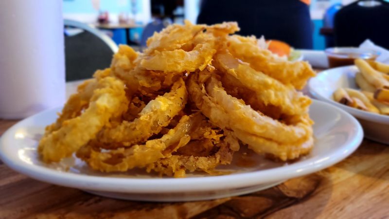 Hand-Breaded Onion Rings That Put Chain Restaurants to Shame Hand-Breaded Onion Rings That Put Chain Restaurants to Shame