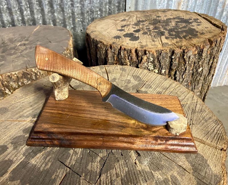 Horseshoe Knives That Pack Personality