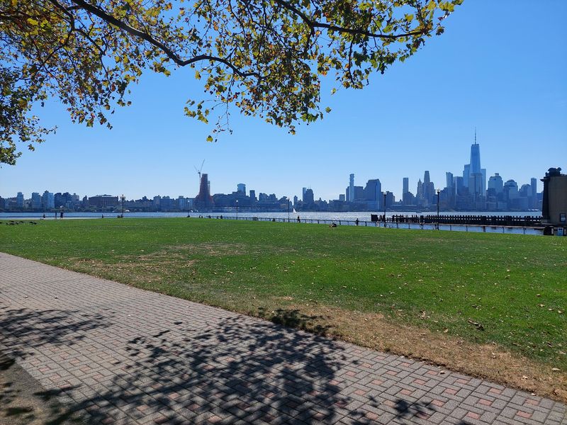 Hudson River Waterfront Walkway - Bayonne to Fort Lee Hudson River Waterfront Walkway - Bayonne to Fort Lee