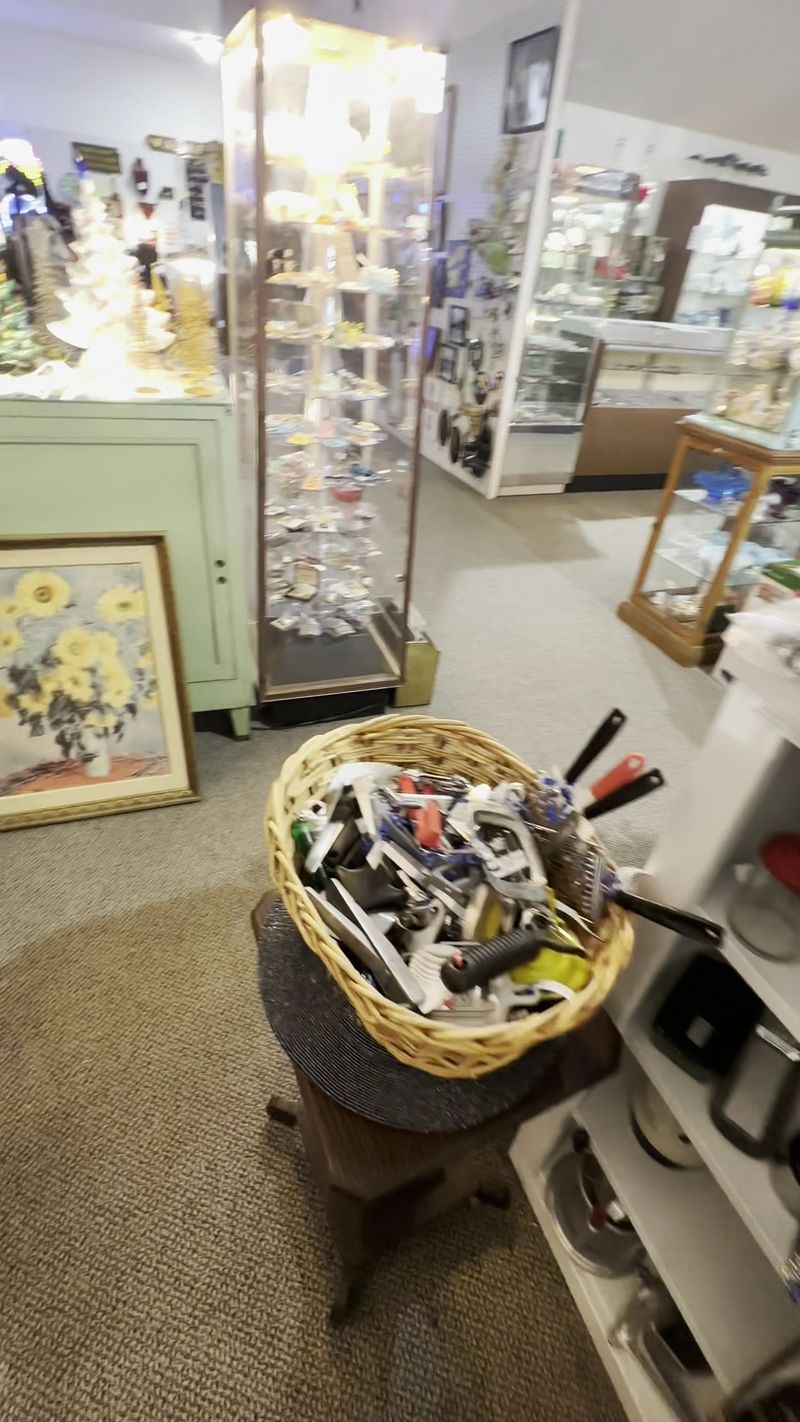Hunt for Timeless Furniture and Retro Home Décor