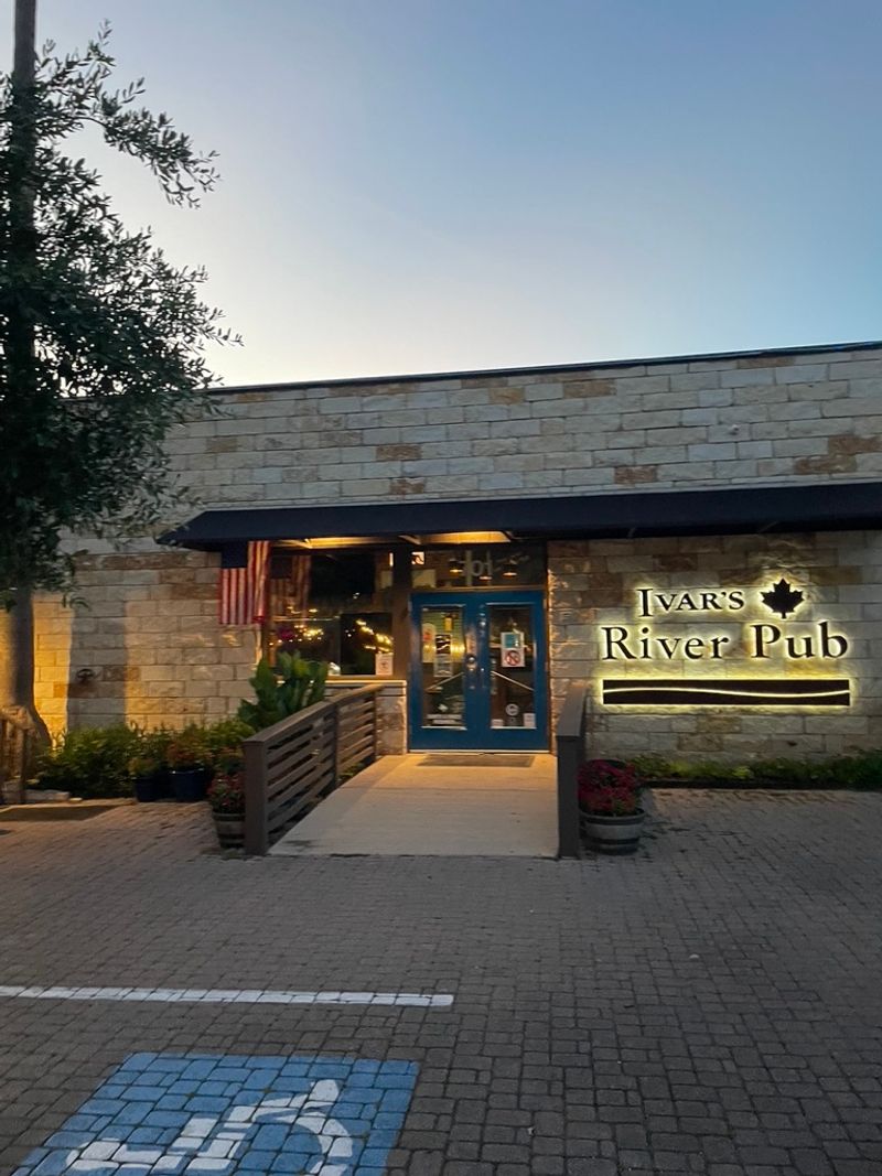 Ivar's River Pub (San Marcos)