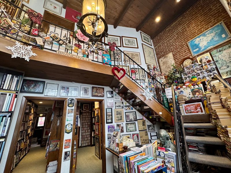 Labyrinthine Rooms Turn Browsing Into a Literary Adventure