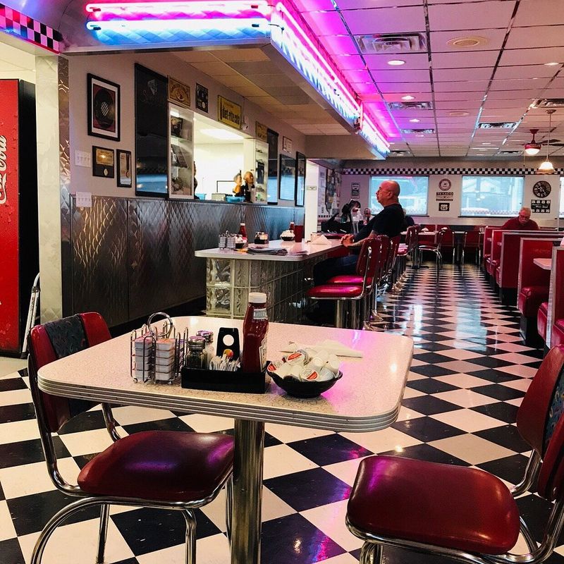 Mary's Diner, Geneva