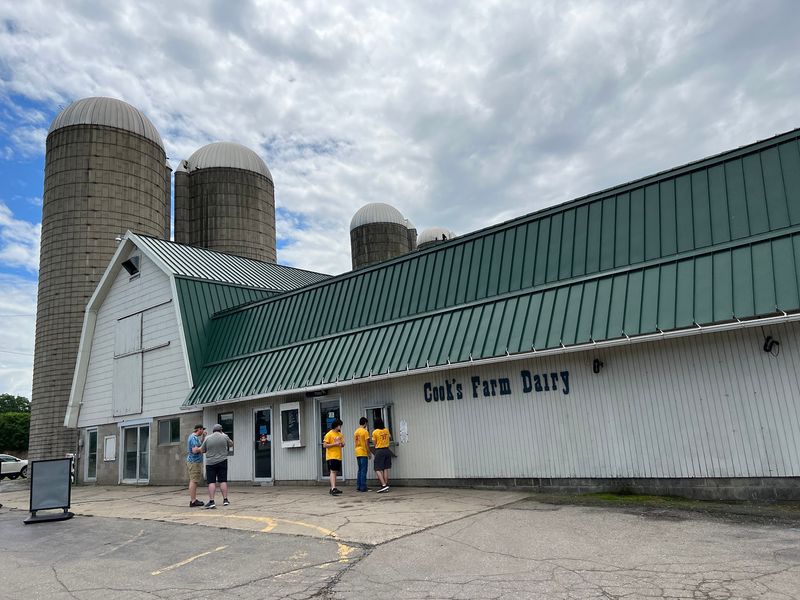 Michigan Views That Trade Traffic for Barns Michigan Views That Trade Traffic for Barns