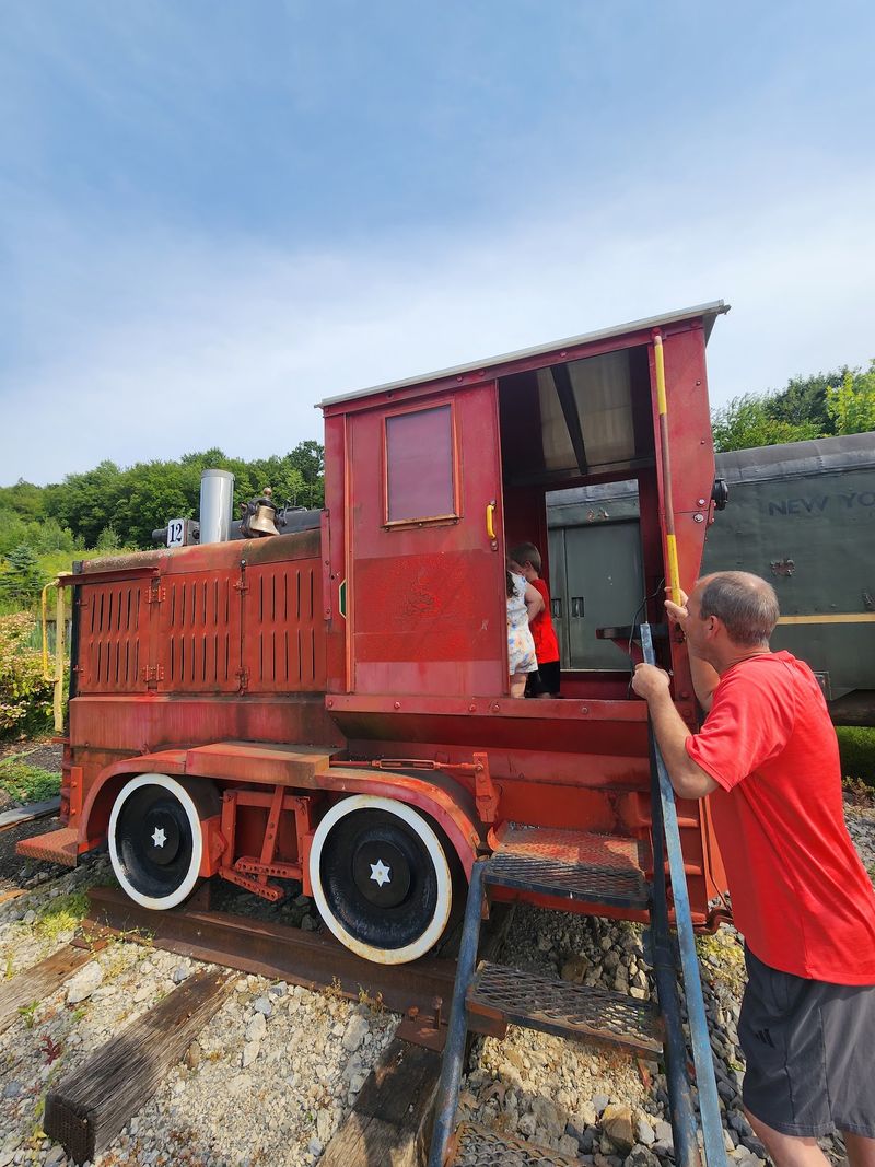 Model Trains Bring Extra Joy For Curious Kids Model Trains Bring Extra Joy For Curious Kids