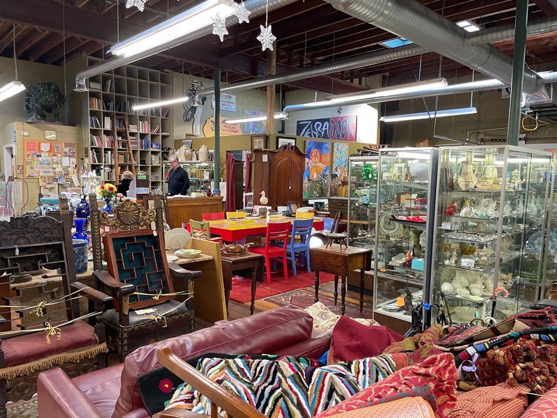 More Than 30 Dealers Fill the Aisles With Unexpected Finds More Than 30 Dealers Fill the Aisles With Unexpected Finds