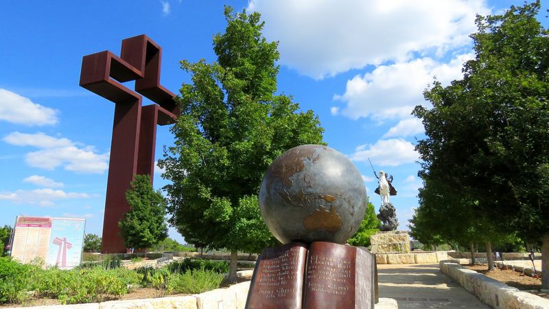 Multiple Biblical Sculptures at Each Cross Point Multiple Biblical Sculptures at Each Cross Point
